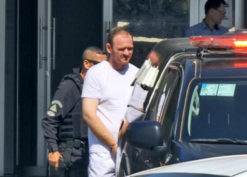 Imagens mostram marido que matou esposa e esfaqueou filha de 7 anos indo para cadeia