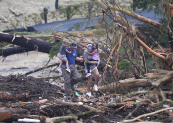 Buscas por 27 meninas desaparecidas após enchente no Texas seguem neste domingo; incidente deixa 52 mortos