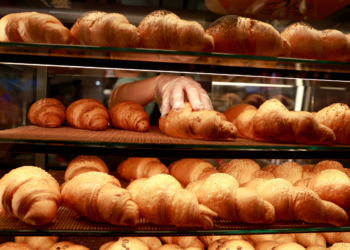 Aumento global do preço da manteiga atinge croissants e cozinhas