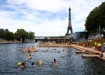 Paris fecha três espaços de mergulho no Sena devido à chuva um dia após abertura