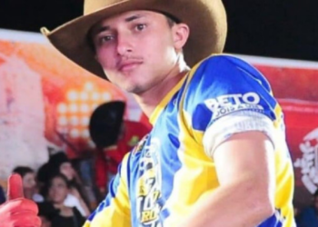Peão de 21 anos é pisoteado por boi durante rodeio e morre em MT; veja vídeo