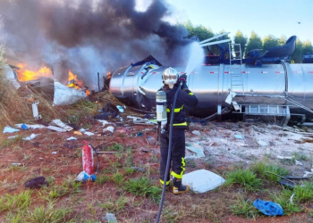 Corpo de Bombeiros combate incêndio após colisão entre carretas na MT-100