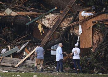Sobe para 109 número de mortes por enchentes no Texas; Trump diz que visitará o estado na sexta
