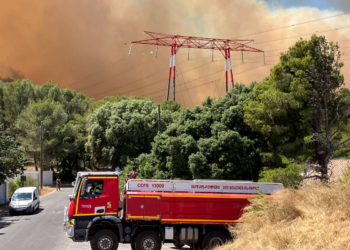 Incêndio florestal em Marselha, na França, força confinamento e cancela dezenas de voos