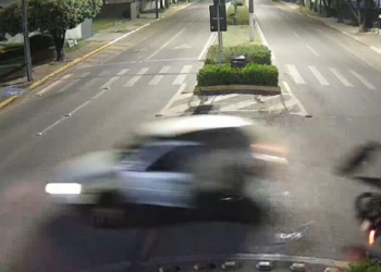 Câmeras registram motociclista sendo arremessado em acidente de trânsito