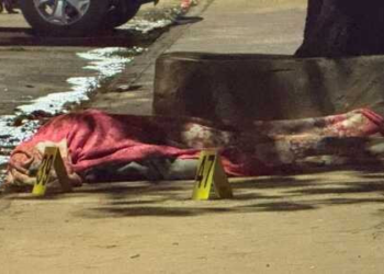 Mulher de 23 anos é assassinada com cinco tiros na cabeça por dupla em moto