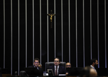 Congresso pede que Moraes mantenha derrubada de decretos do IOF dias antes de audiência no STF