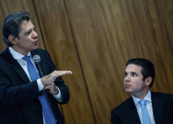 Projetos que impõem gastos bilionários para o governo avançam na Câmara