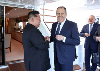 'Irmandade invencível': De braços dados com Kim Jong-un, Lavrov enaltece aliança russa com Coreia do Norte