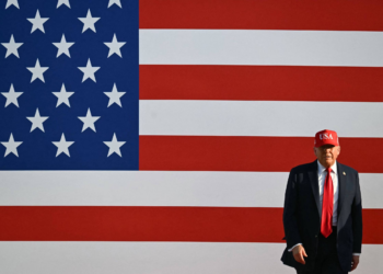 Governo Trump aprova plano de taxa extra de US$ 250 para vistos de turista