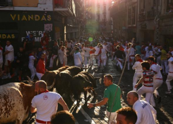 Homem é chifrado e outros sete ficam feridos no festival de corrida de touros da Espanha