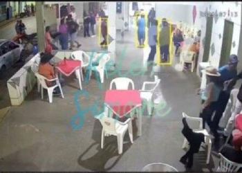 Homem é assassinado a facadas em bar; veja video