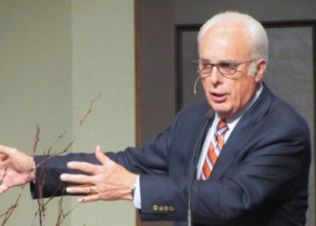 Morre John MacArthur, um dos pastores mais influentes da sua geração