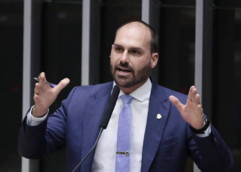Eduardo Bolsonaro está fora de controle e obcecado por candidatura presidencial, dizem membros do PL