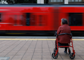 Instabilidade política, condições ambientais e desigualdade social aceleram envelhecimento, diz estudo