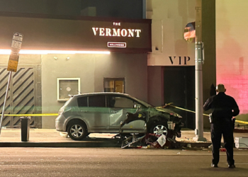 Carro avança sobre pedestres na porta de boate em Los Angeles