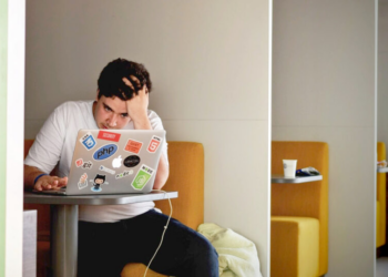 Uso excessivo de ChatGPT prejudica conexões cerebrais, diz pesquisa do MIT