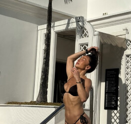 Sabrina Sato aproveita piscina no Copacabana Palace