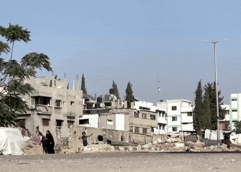 Vídeo registra ataque a escola usada como abrigo em Gaza; crianças passavam por perto