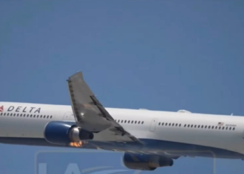 Chamas em motor levam avião a fazer pouso de emergência logo após decolagem nos EUA; VÍDEO