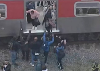 Passageiros andam nos trilhos após falha de trem da linha 12-safira, em São Paulo