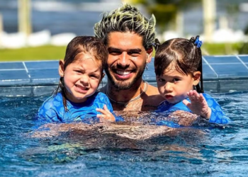 Zé Felipe curte dia de piscina com os filhos e declara: ‘Com eles me sinto mais completo’
