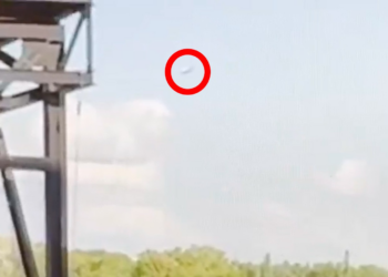 Avião comercial evita colisão com bombardeiro militar nos EUA e piloto é aplaudido; VÍDEO