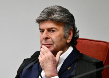 Fux vota contra tornozeleira para Bolsonaro, fica isolado, e medida é confirmada por 4 a 1