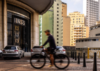Aposentado com ação na Justiça deve fazer as contas antes de aceitar acordo do INSS