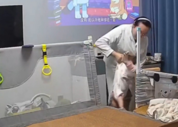 Câmera flagra mãe salvando bebê de queda na China; VÍDEO