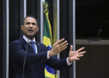 Assis: Proibição de ex-presidente dar entrevista é censura e ataque à Constituição