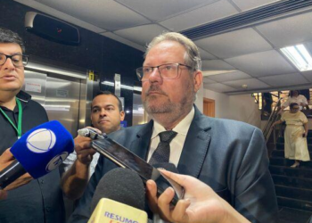 Secretário: Enfermeiro encontrado morto pegou medicação em farmácia antes de se trancar no banheiro; vídeo