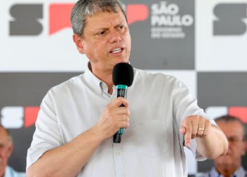 'É hora de deixar política de lado' em negociação do tarifaço, diz Tarcísio