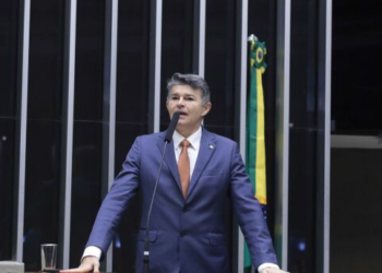 José Medeiros protocola pedido de impeachment contra o ministro Flávio Dino