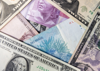 Dólar abre em leve alta nesta sexta-feira com analistas à espera de dados da inflação dos EUA