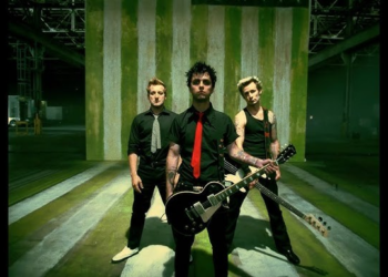 'Trump não é capaz de liderar o país, ele é um completo idiota', diz cantor do Green Day