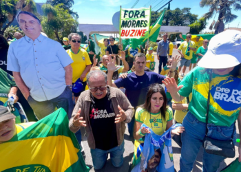 Bolsonaristas fazem carreata até condomínio de ex-presidente às vésperas de julgamento