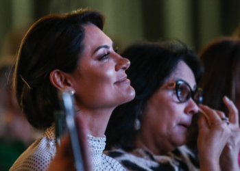 Damares diz que vai abraçar e orar com Bolsonaro na véspera do julgamento