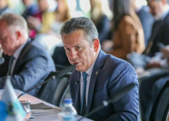 Governador segue em observação na Santa Casa e deve ter alta nesta segunda, diz primeira-dama