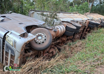 Carreta tomba e motorista morre na BR-174