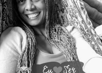 Professora morre em acidente entre moto e Voyage