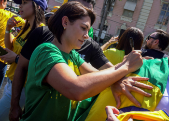 Michelle diz que 'Deus mesmo é o juiz', após prisão domiciliar de Bolsonaro