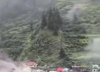 Enchente mata 4 pessoas e deixa mais de 50 desaparecidas na Índia; VÍDEO mostra momento em que vila é atingida