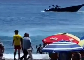 Imigrantes desembarcam em praia da Espanha em plena luz do dia e são detidos por banhistas e pela polícia; VÍDEO