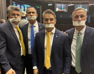 Deputados de MT protestam usando mordaça