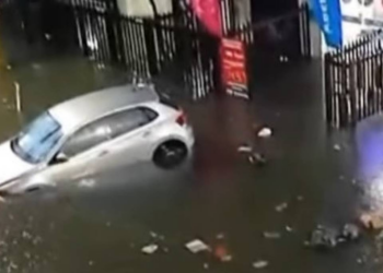 Forte chuva causa alagamentos em Santos (SP) e prefeitura pede que moradores evitem sair de casa