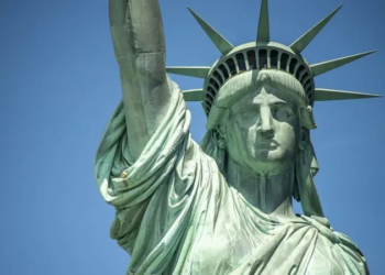 A pintura da Estátua da Liberdade que foi vetada em exposição para não irritar Trump