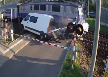 VÍDEO flagra van sendo destruída ao ser atropelada por trem na Polônia