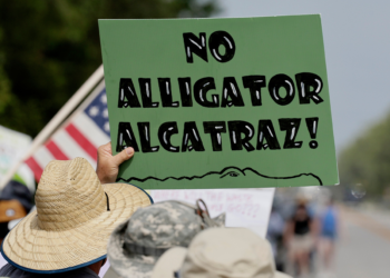 Justiça dos EUA suspende obras na 'Alcatraz dos Jacarés', usada como detenção para imigrantes