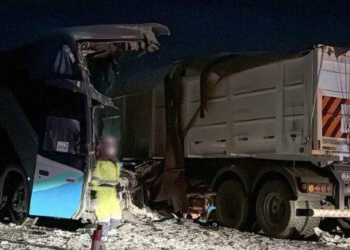 VÍDEOS – Ônibus e carreta batem de frente na BR-163 e 11 pessoas morrem